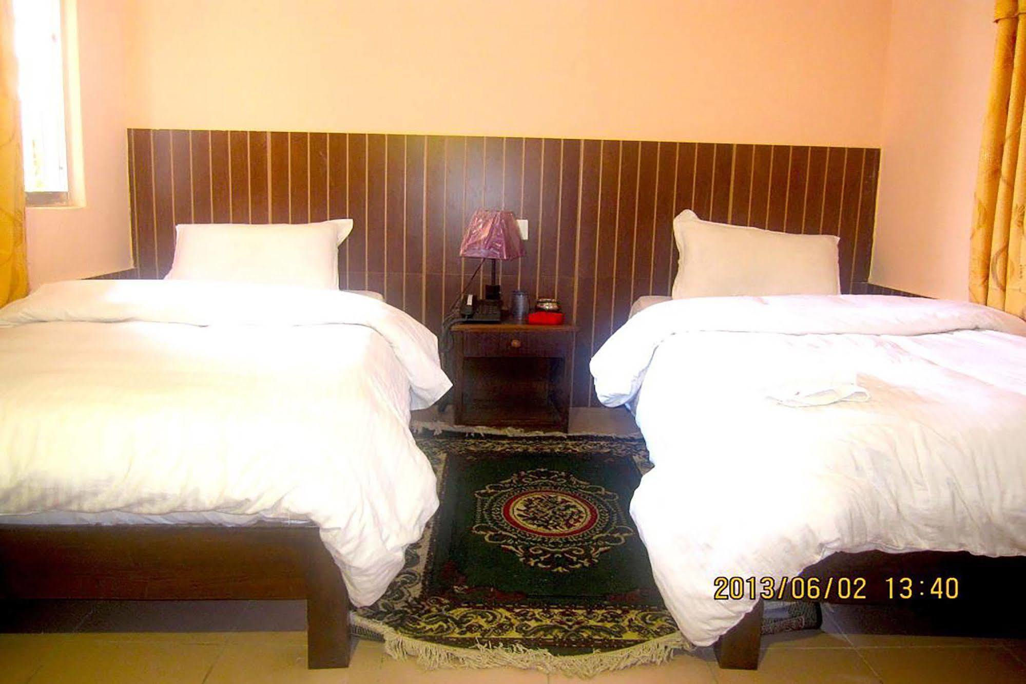 Hotel Half Moon Покхара Екстер'єр фото
