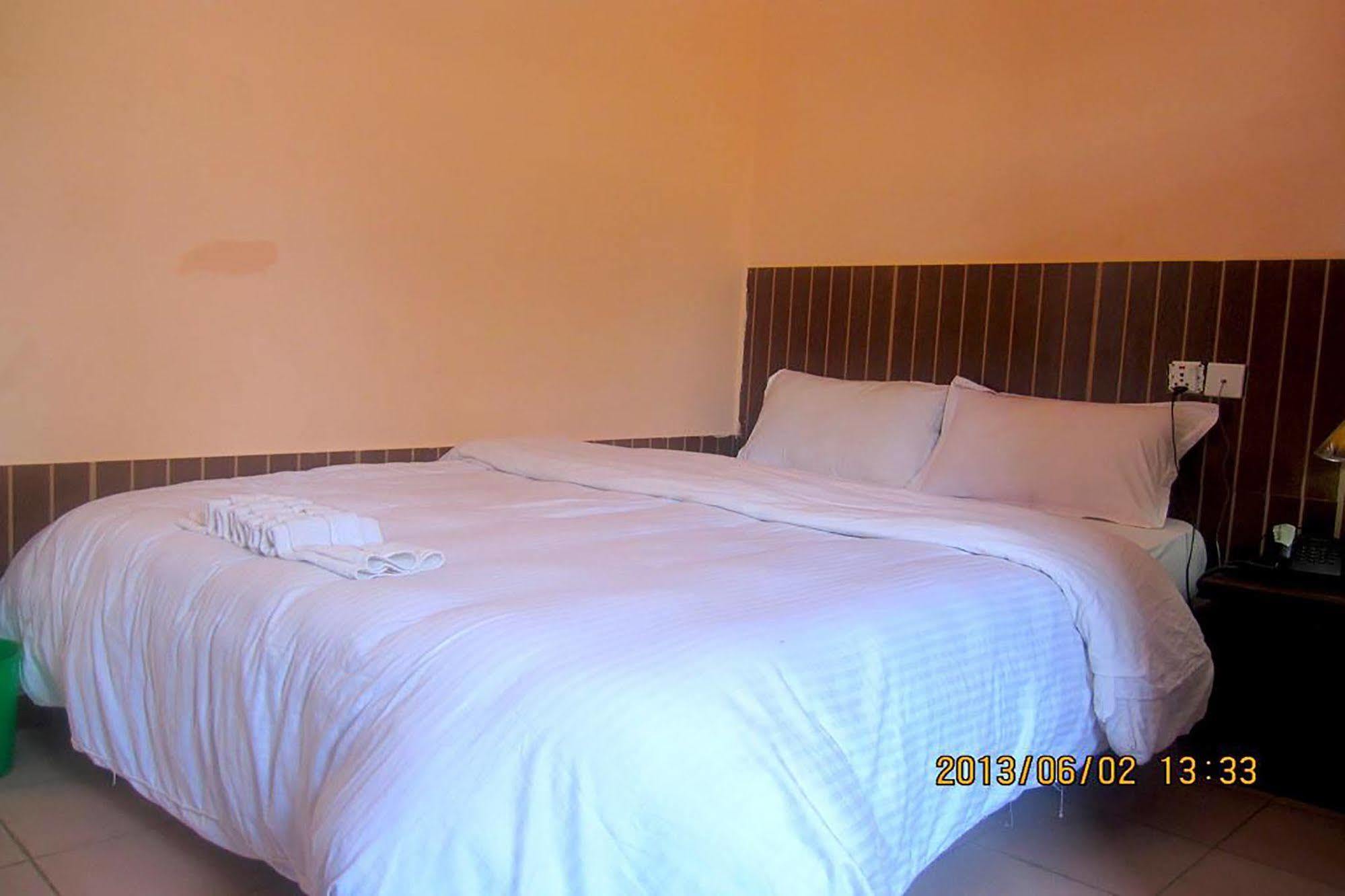 Hotel Half Moon Покхара Екстер'єр фото