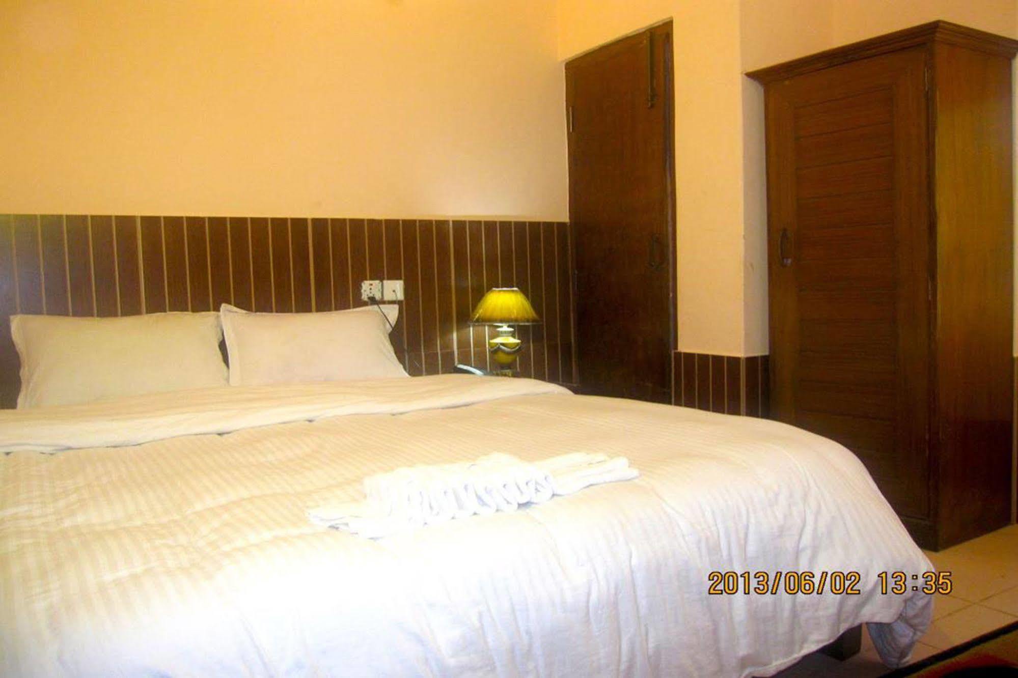 Hotel Half Moon Покхара Екстер'єр фото